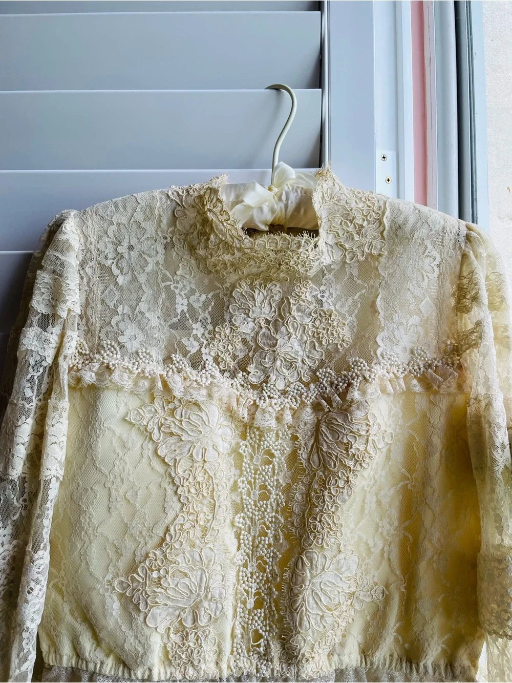 Rare Mid Century Decorative Floral Lace Beaded Peephole Peplum Blouse. Sm